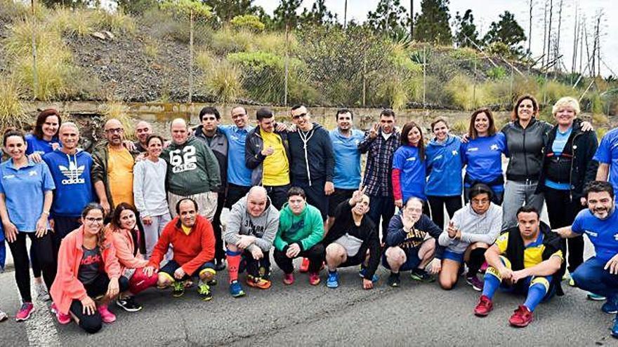 Miembros de la Asociación de Padres y Madres de Personas con Discapacidad Intelectual junto a trabajadores y clientes de Caixabank, ayer antes de un partido de fútbol en la capital grancanaria.