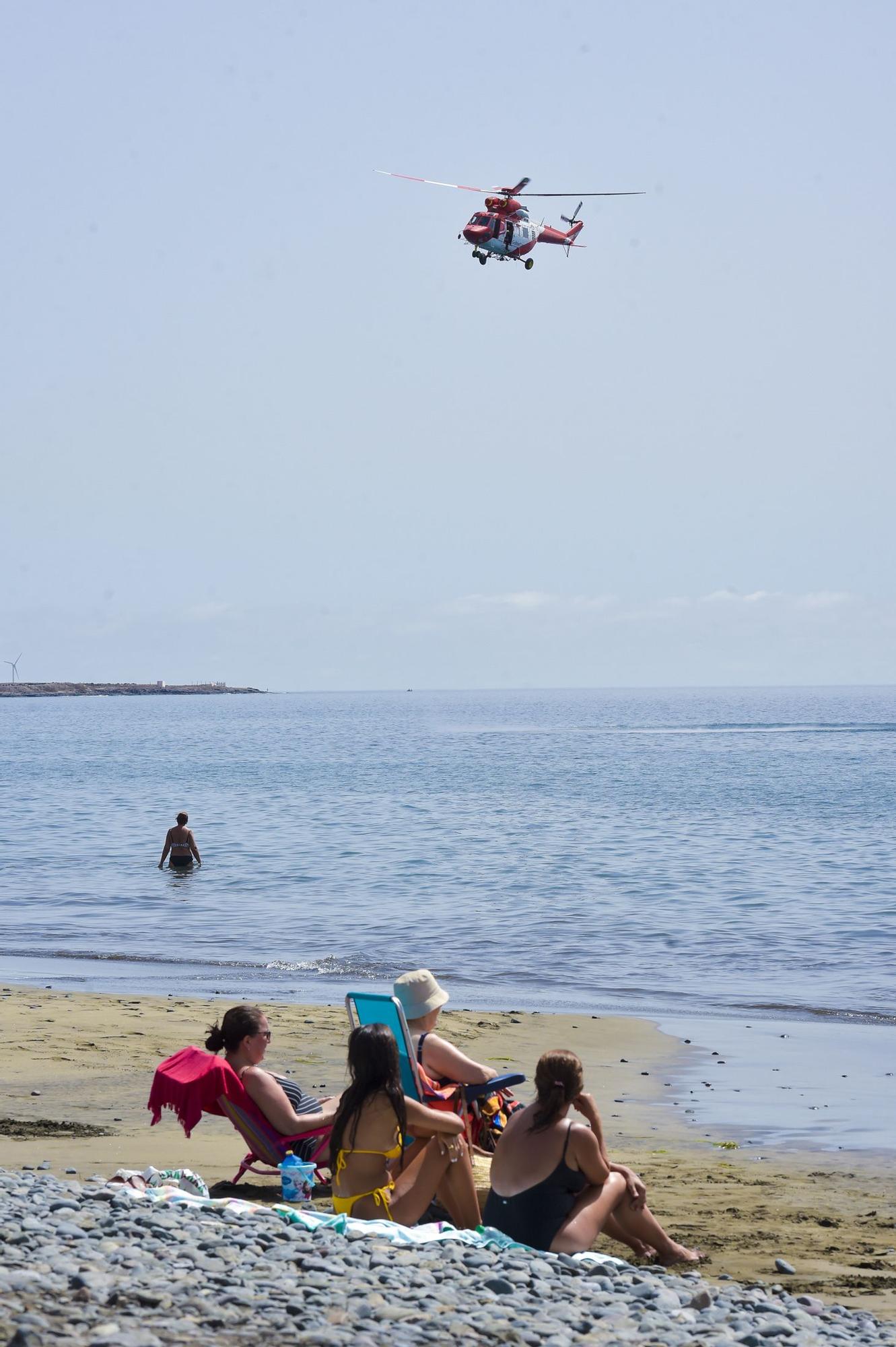 El helicóptero del GES rastrea Playa del Águila en la búsqueda del joven submarinista desaparecido (06/09/2021)