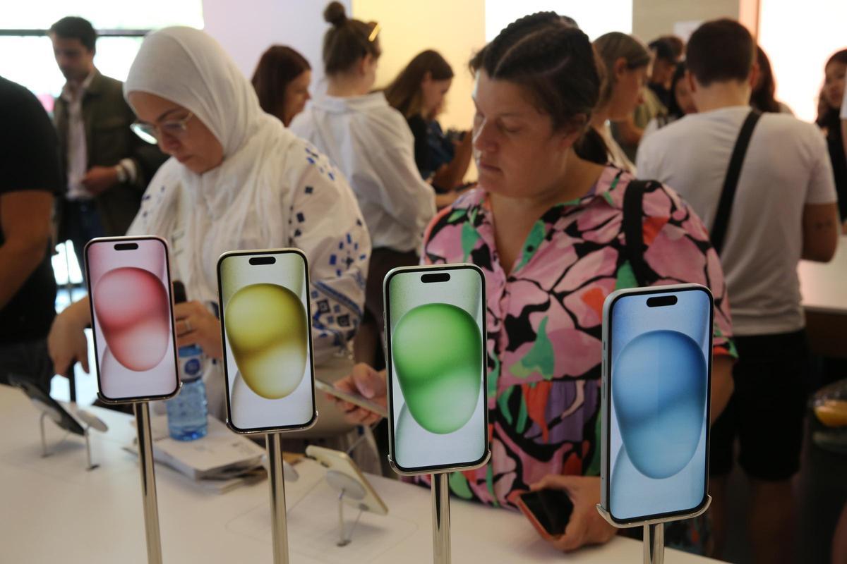 Colas en la tienda Apple de Barcelona por el nuevo iPhone 15 | FOTOS