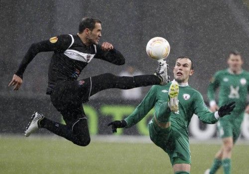 Bebras (Rubin Kazan) pelea el balón con Juanfran (Levante) en el estadio Luzhniki