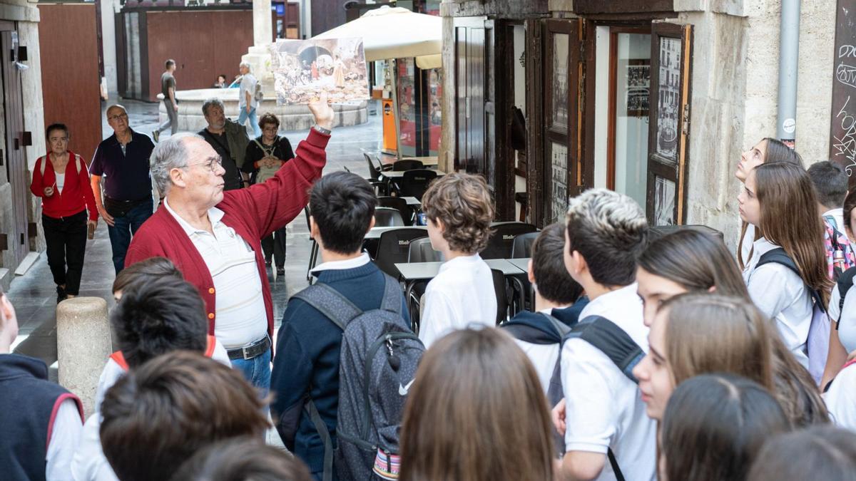 Un guía muestra el «episodio 
del padre Jofre» junto a la 
Plaza Redonda.  avan