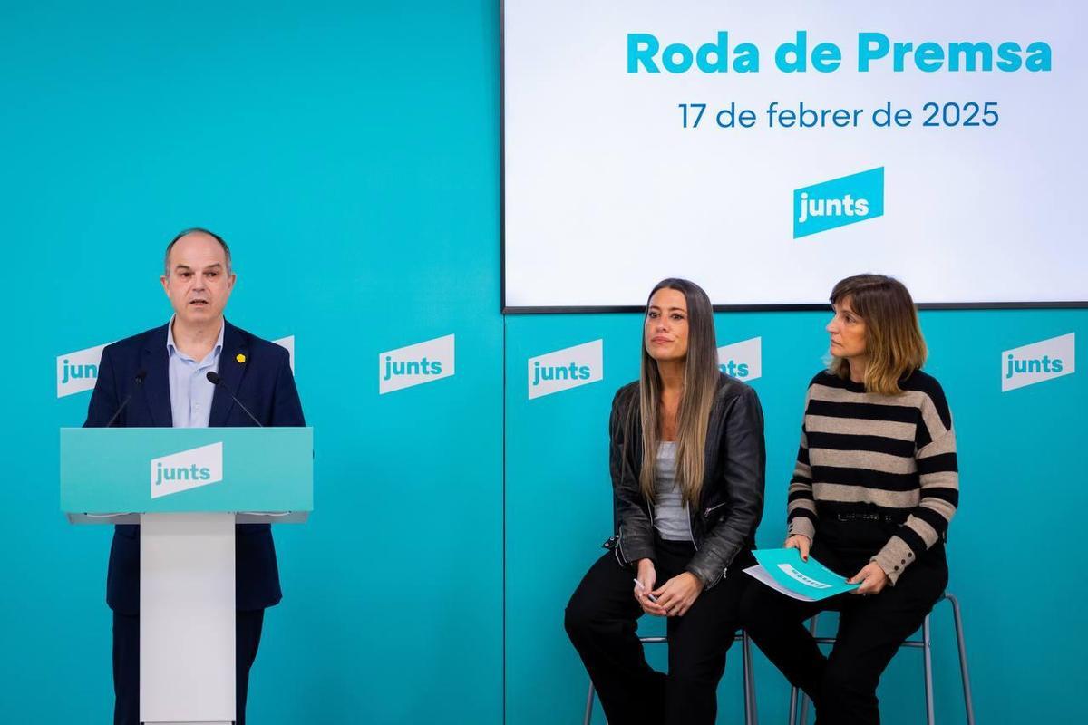 El secretario general de Junts, Jordi Turull, junto a Míriam Nogueras y Glòria Freixa El secretario general de Junts, Jordi Turull, junto a Míriam Nogueras y Glòria Freixa