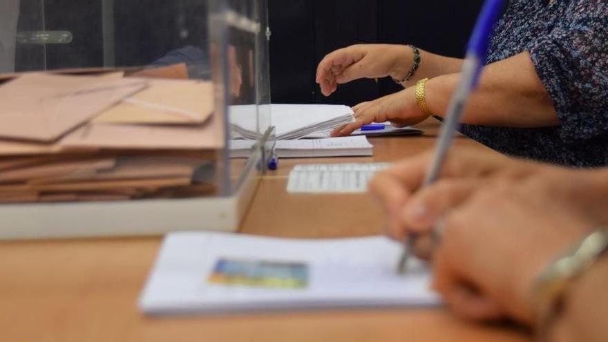 Una imagen de archivo de una mesa electoral.