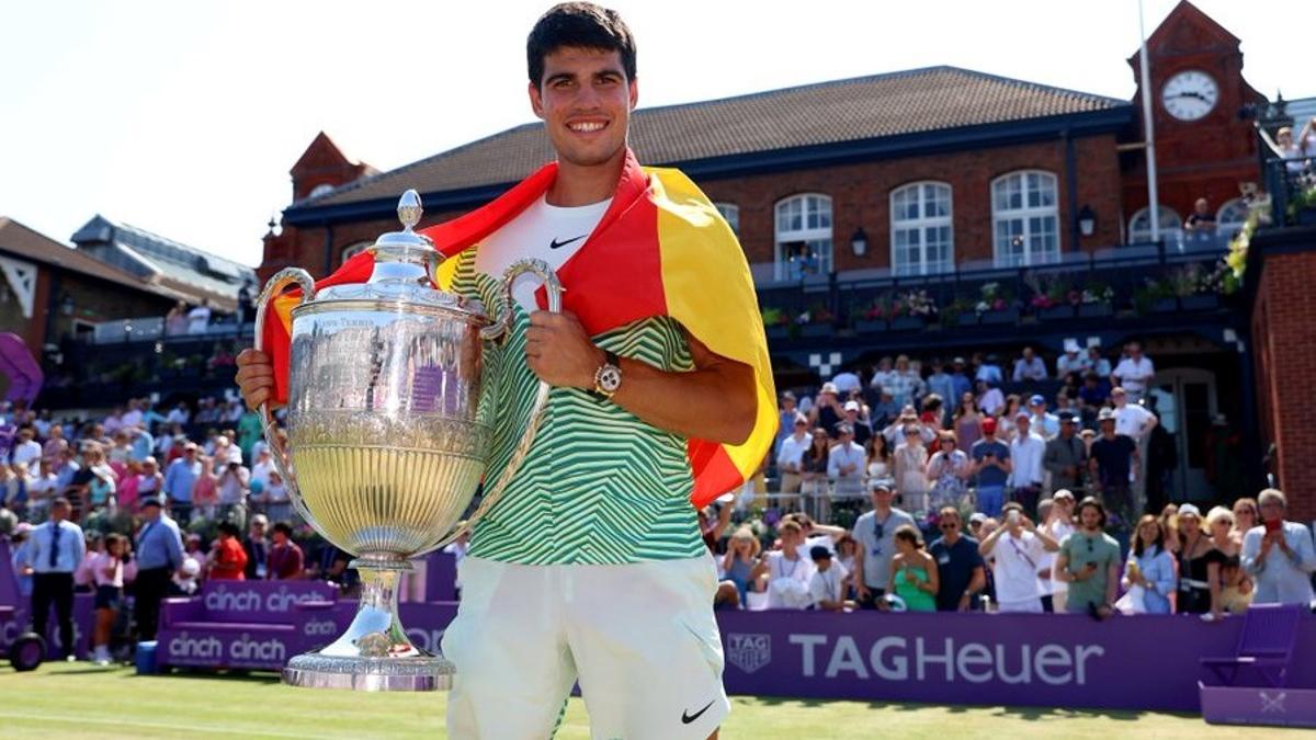 Alcaraz posa con el trofeo del torneo de Queen´s que ha ganado en Londres.