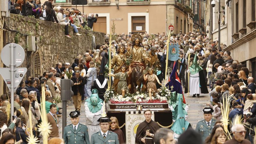 La procesión de La Borriquilla llena las calles de Avilés