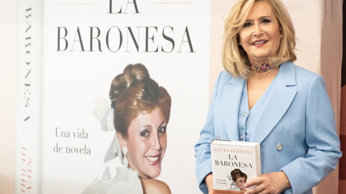 La periodista y presentadora Nieves Herrero posan durante la presentación de su libro ’La Baronesa’, en el Círculo de Bellas Artes, a 14 de junio de 2023, en Madrid.
