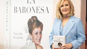 La periodista y presentadora Nieves Herrero posan durante la presentación de su libro ’La Baronesa’, en el Círculo de Bellas Artes, a 14 de junio de 2023, en Madrid.