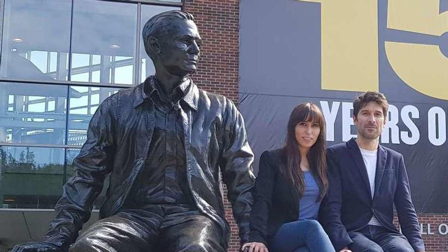 Miriam y Héctor, junto a la estatua de Neil Armstrong, en el campus de Purdue.