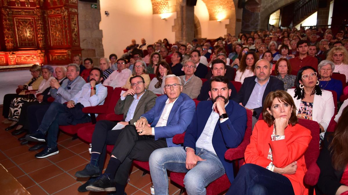 Gallardo y Cotrina arropan al PSOE de Plasencia, en unos premios con Baltasar Garzón.
