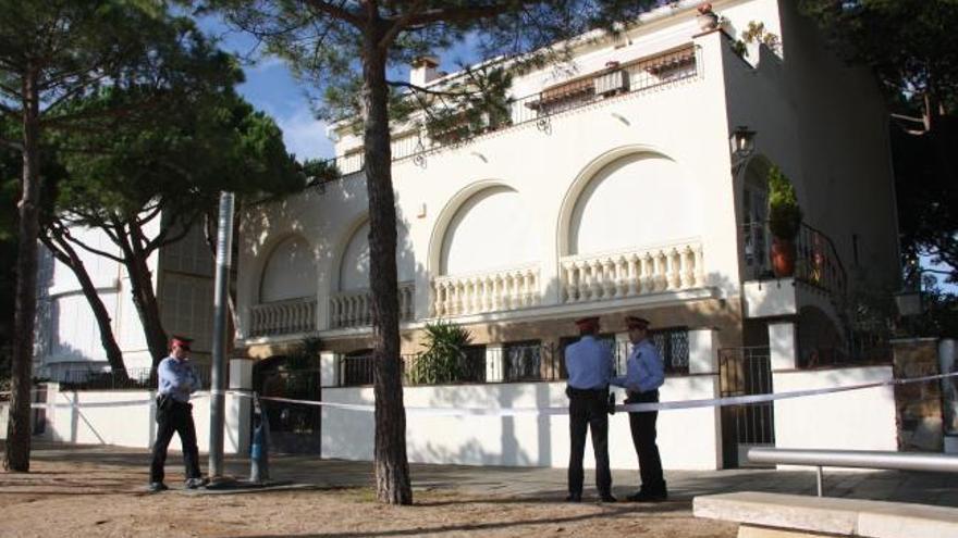 Diversos agents dels Mossos d&#039;Esquadra al davant del xalet de l&#039;empresari gironí Jordi Comas, el matí després de l&#039;assassinat del president de la patronal