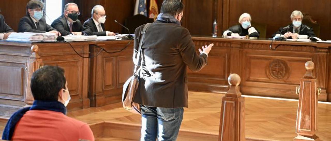 El agente de la Guardia Civil durante el interrogatorio del fiscal, en la Audiencia de Pontevedra. |   // R.V.