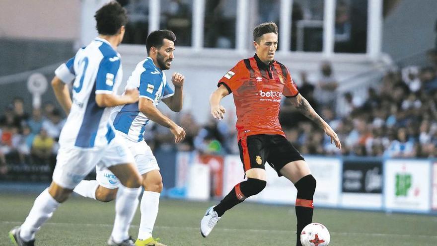 Raíllo conduce el balón ante los jugadores del Atlético Baleares Xisco Hernández y Fullana en el partido del sábado.