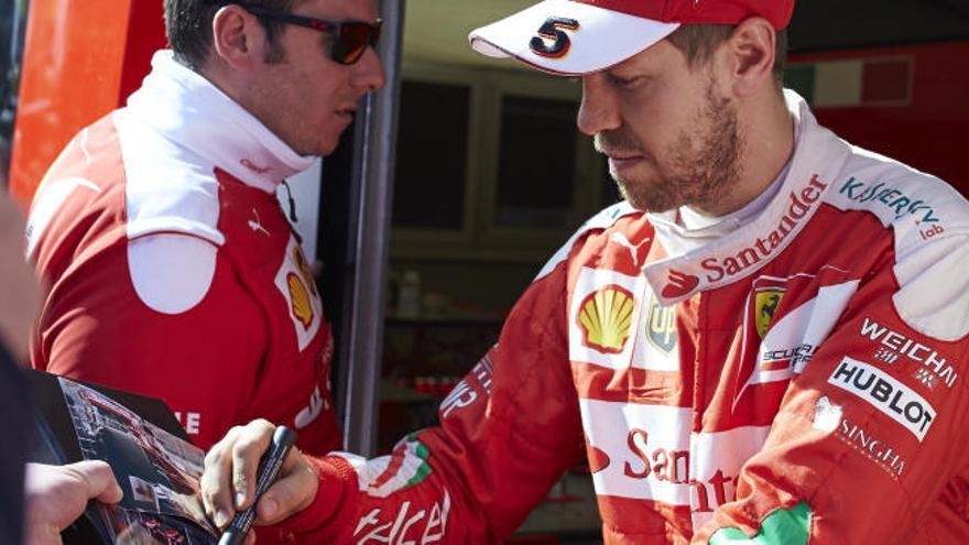 Vettel firma autógrafos en Montmeló