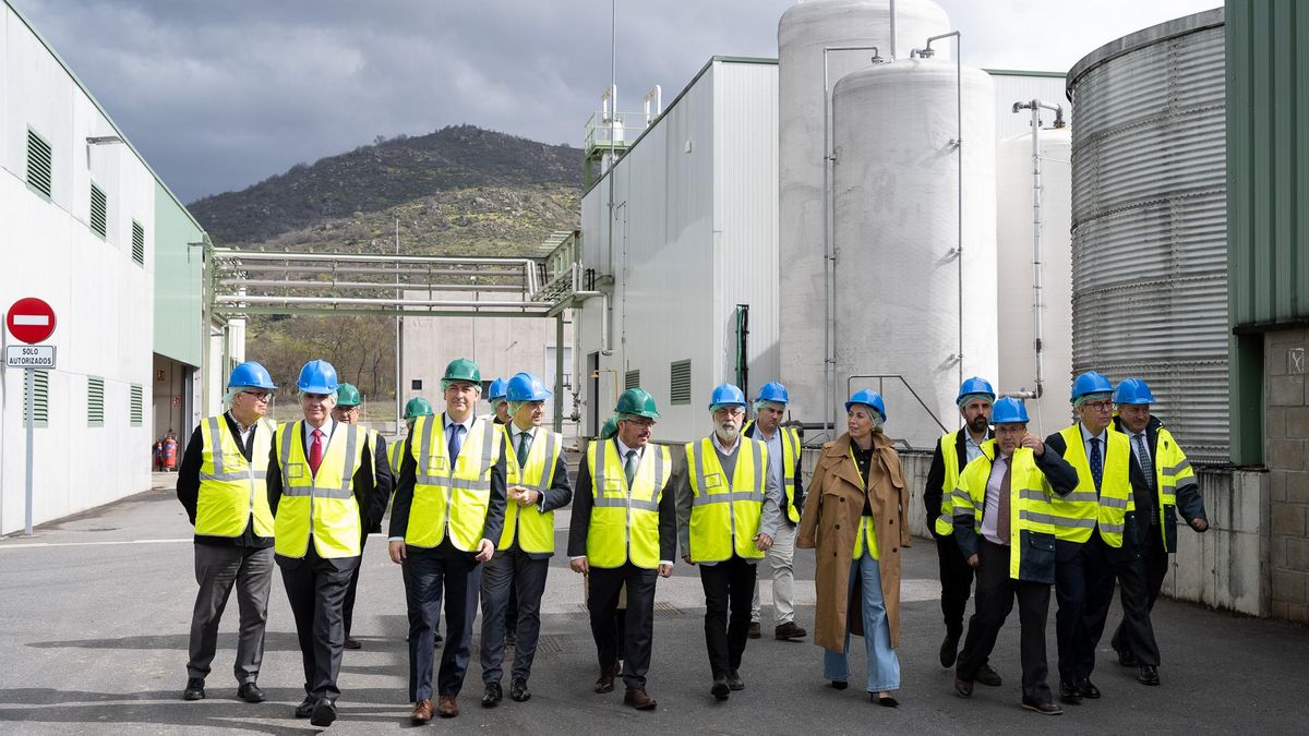 La presidenta de la Junta visita las instalaciones de la empresa Natac, en Hervás.