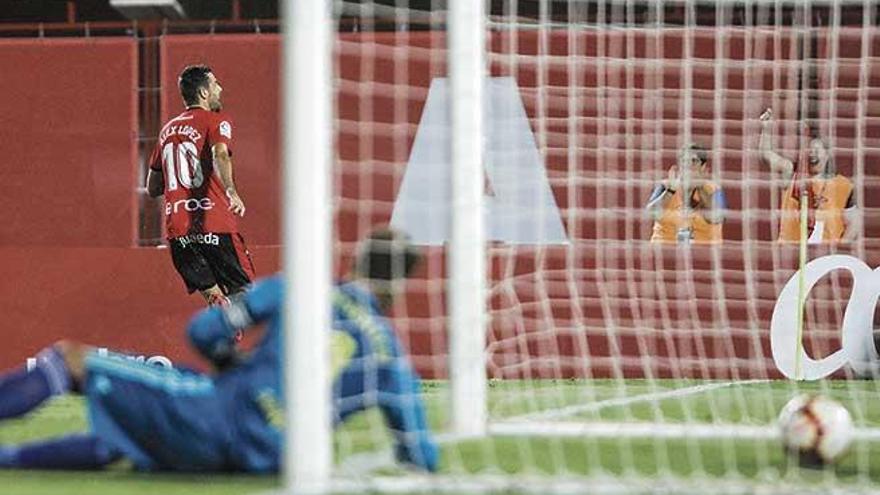 Álex López celebra el tanto de la victoria ante el Cádiz.