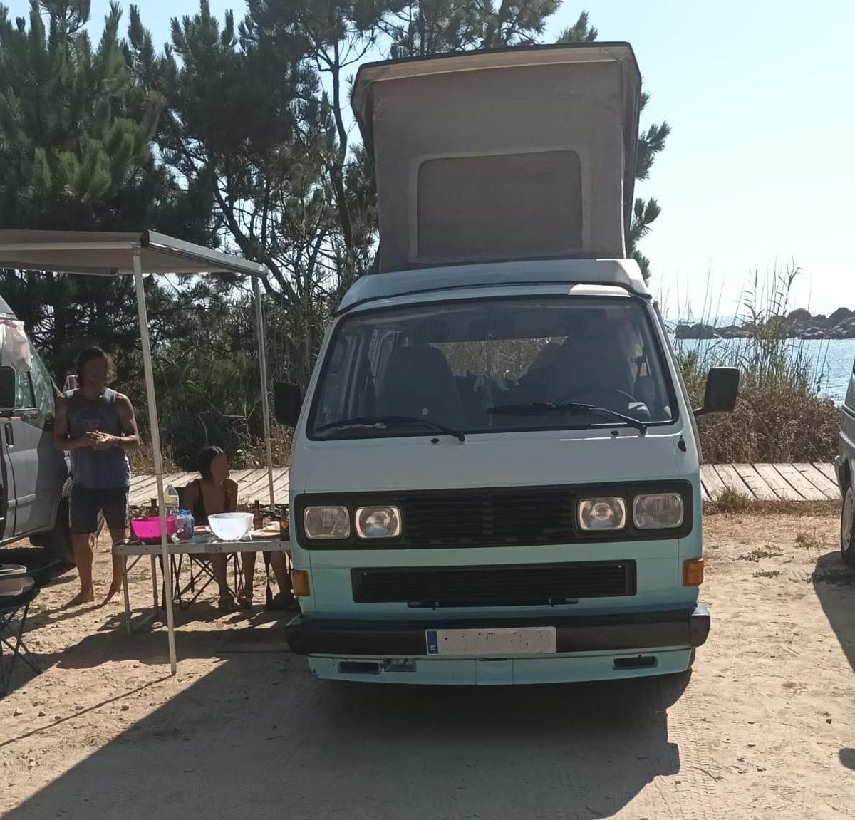 Autocaravanas a pie de playa, en el paseo de Pedras Negras-Con Negro, a la altura de la Batería Militar de Puerto Cuaces.