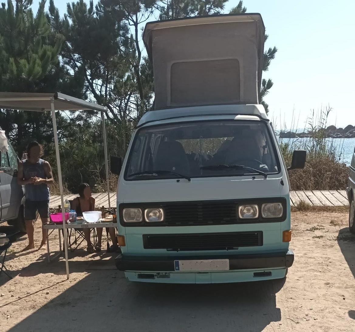 Autocaravanas a pie de playa, en el paseo de Pedras Negras-Con Negro, a la altura de la Batería Militar de Puerto Cuaces.