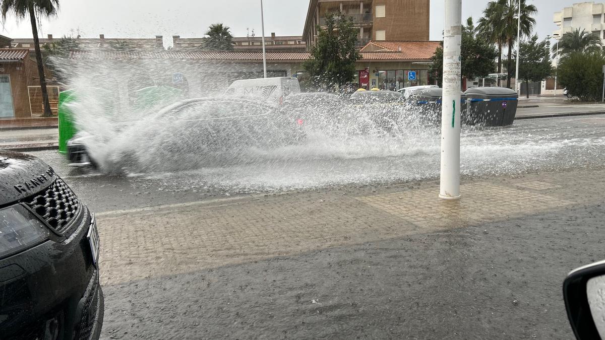 Un coche pasa por la avenidad de la Llibertat del Arenal de Xàbia