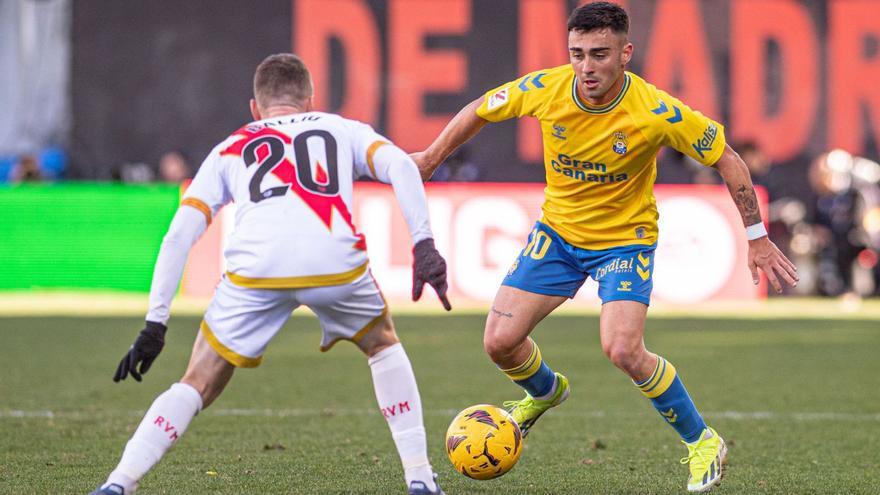 Alberto Moleiro encara a Balliu en una acción de la primera parte del partido de ayer entre el Rayo Vallecano y la UD Las Palmas. |