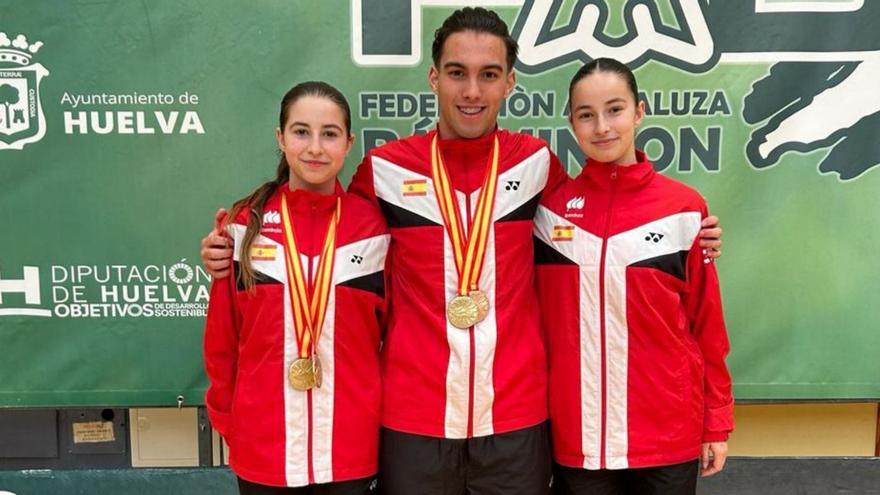María García y Yaidel Gil con sus medallas, y Sofía García. | D.I.