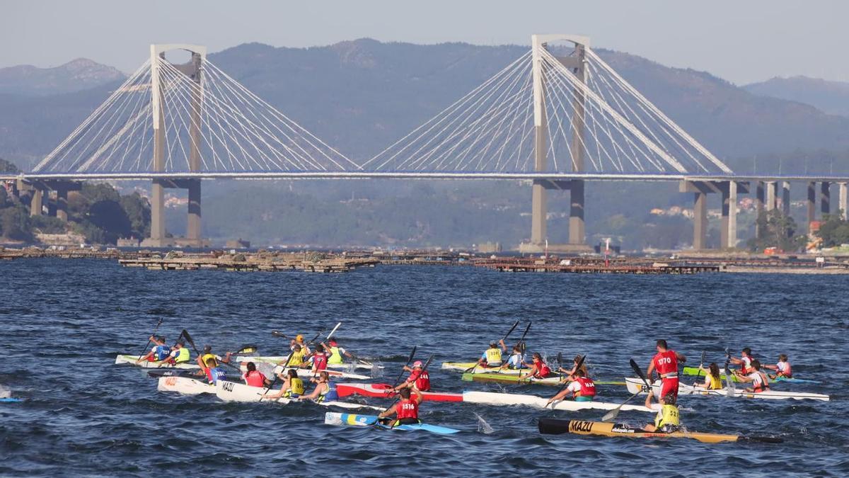 Kayakistas, en una edición anterior, en aguas de la ría.