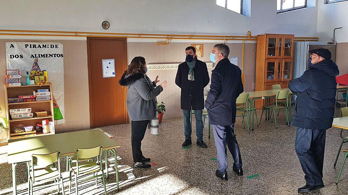 Cristina Lorenzo, Román Rodríguez, Adolfo Campos y César Pérez, durante la visita al centro escolar.