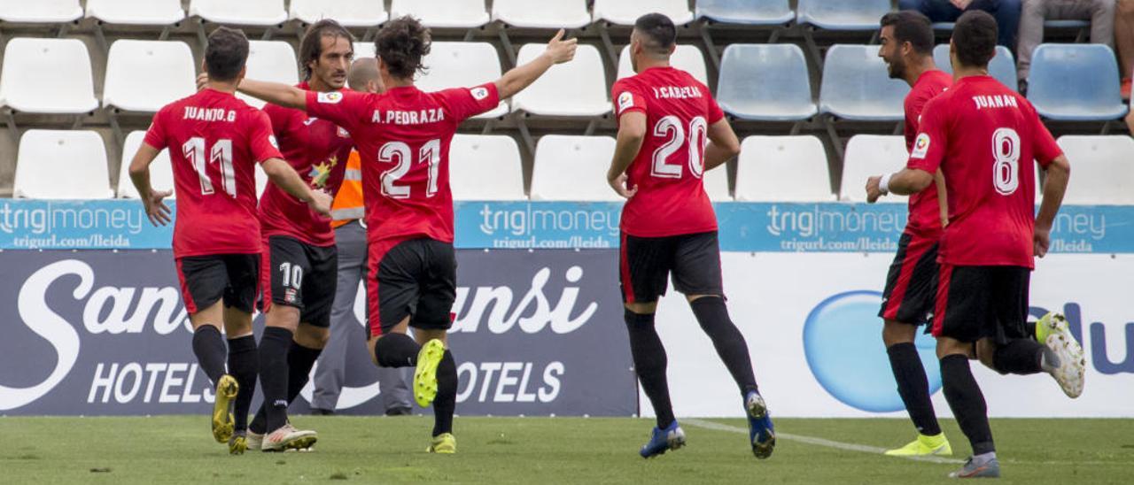 Los jugadores de La Nucía celebran un gol.