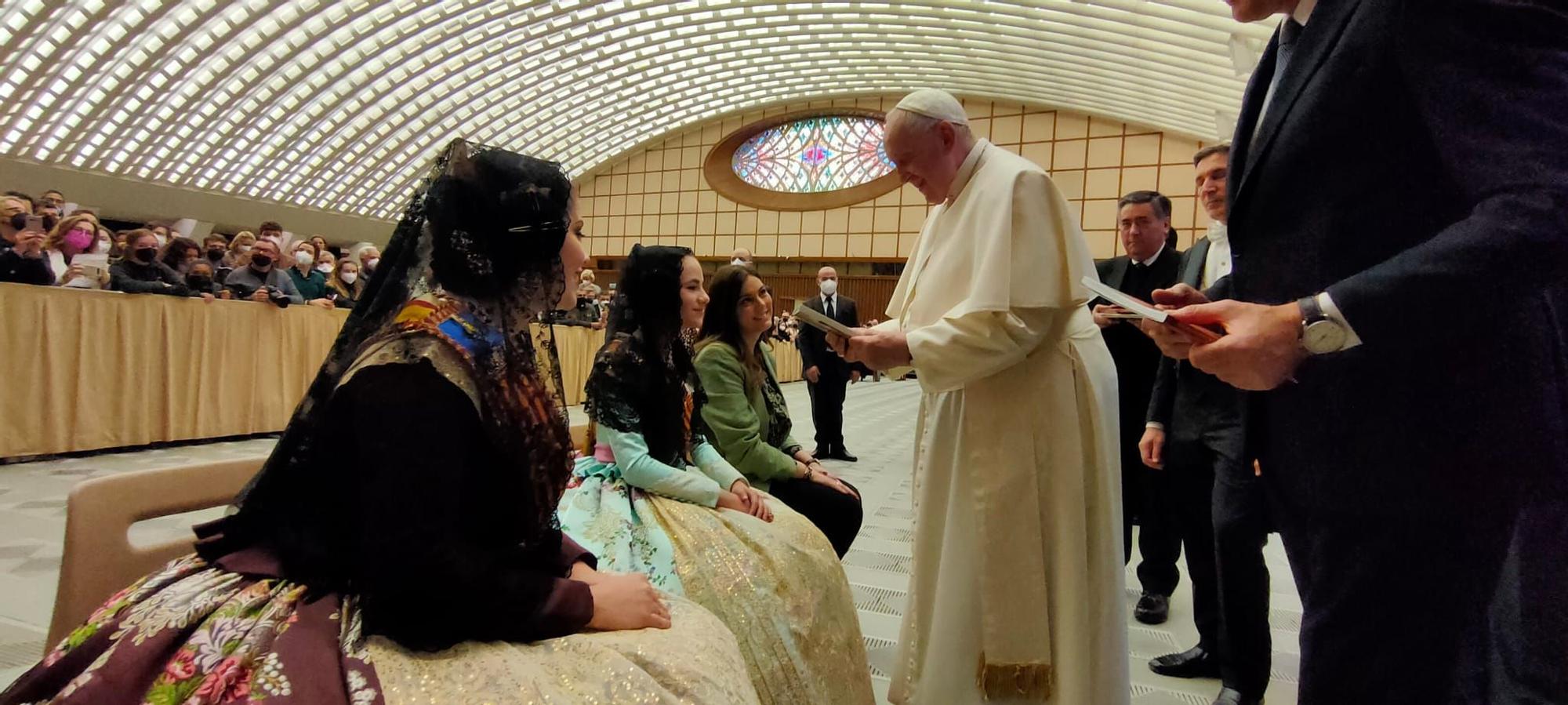 Extra Fallas Levante-EMV. Momento histórico: el papa Francisco recibe a las falleras mayores de València