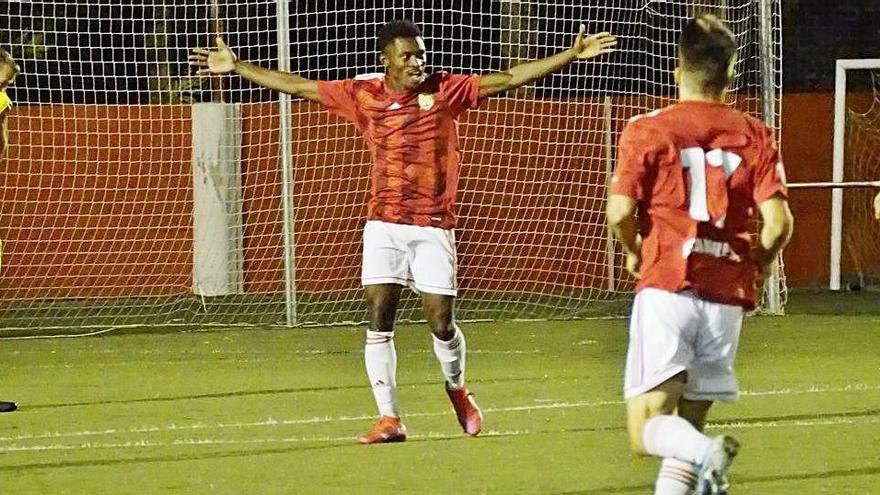 Noah Baffoe celebra la consecució del primer gol, de vaselina