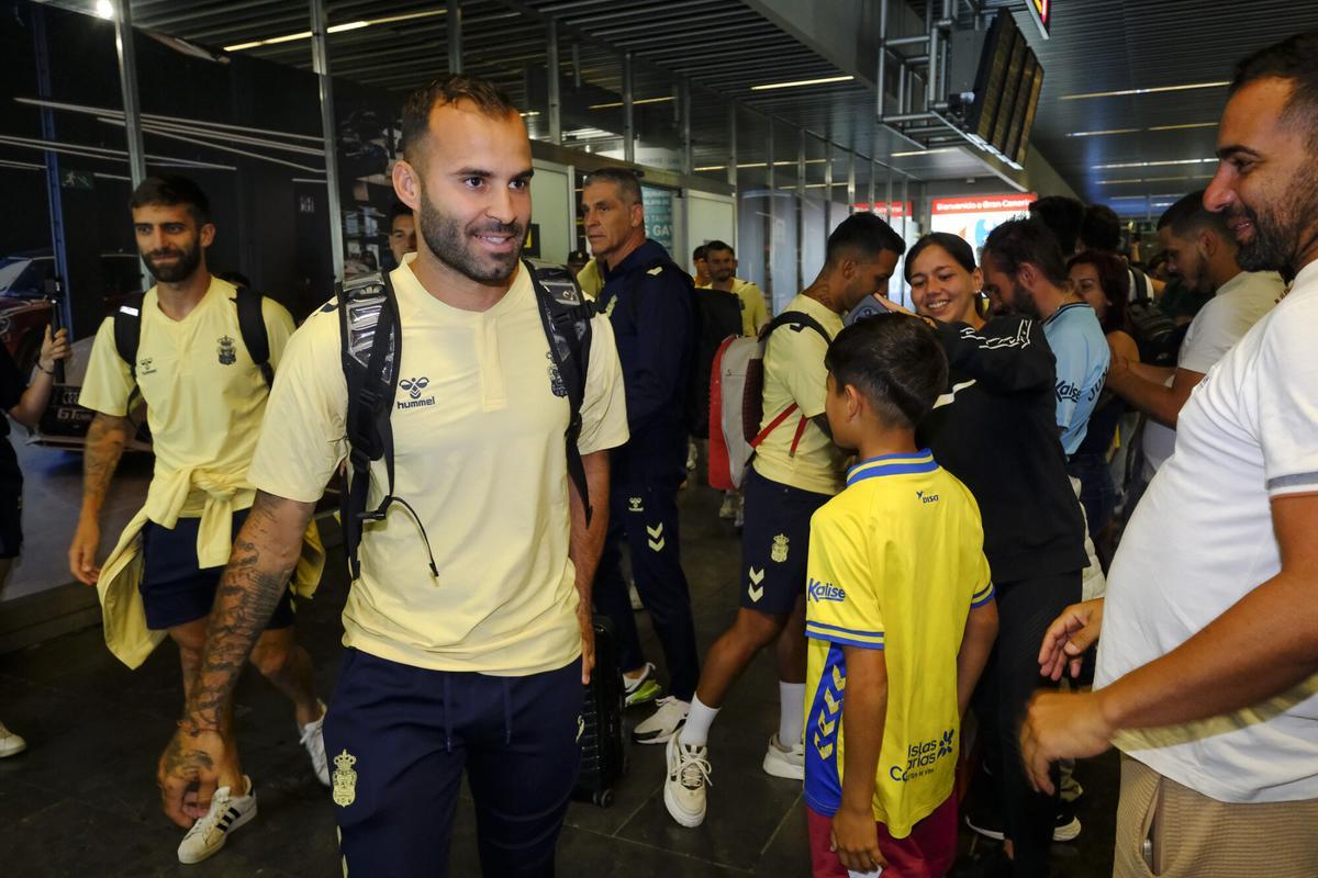 Aficionados reciben a la UD Las Palmas en el aeropuerto tras sellar el playoff