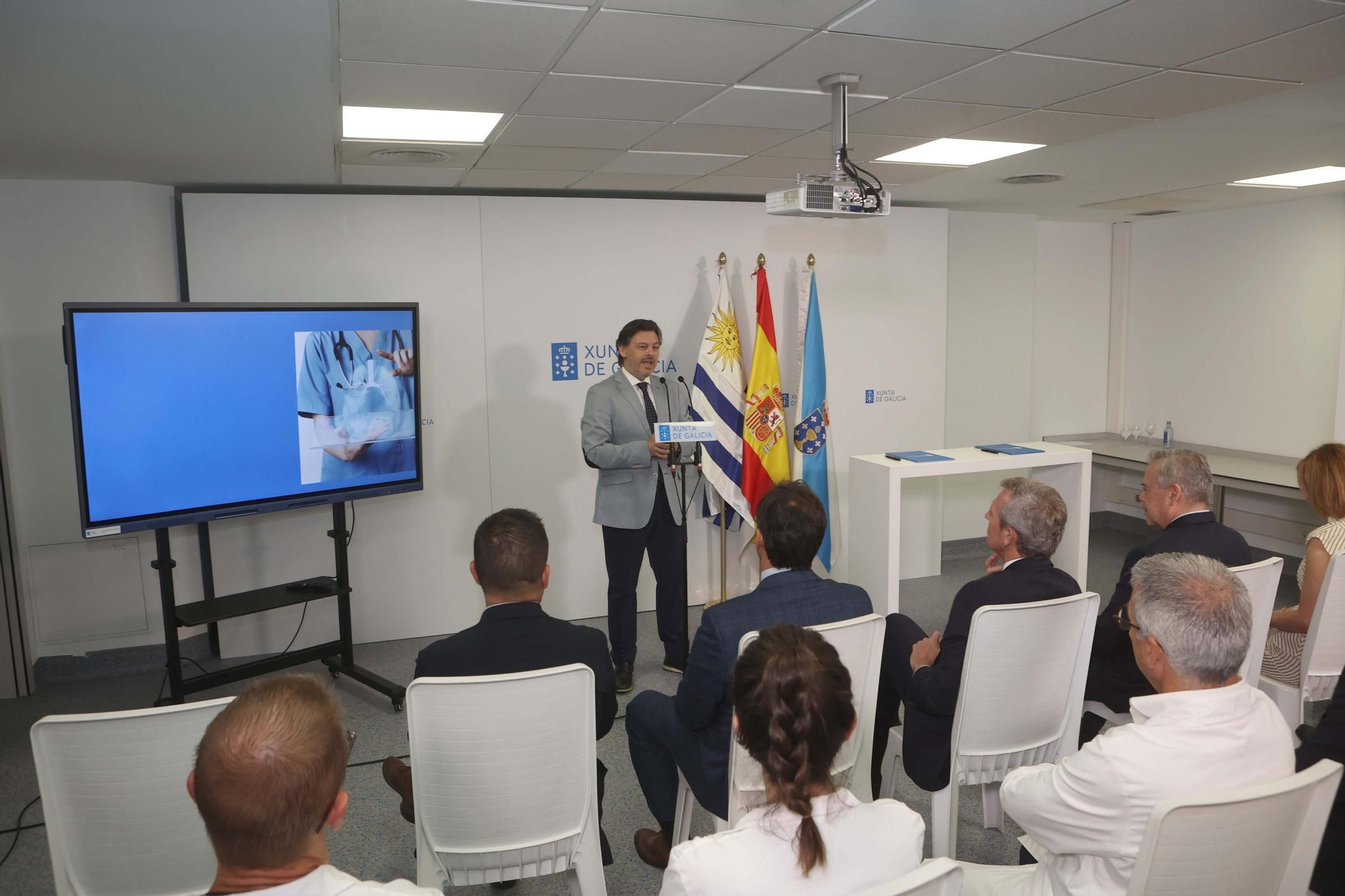 La Xunta firma en el Chuac un convenio de colaboración con la asociación española de Socorros Mutuos de Montevideo