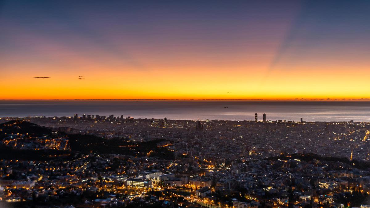 Rayos crepusculares sobre Barcelona, al amanecer del 15 de diciembre del 2023
