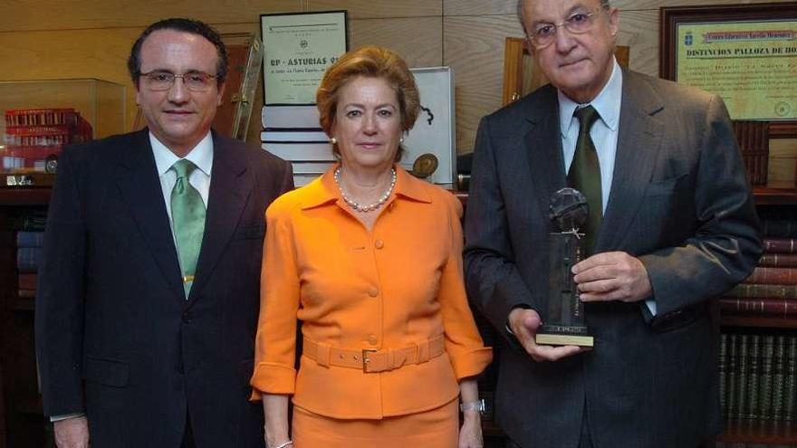 Por la derecha, Plácido Arango, con la estela del premio &quot;Asturiano del mes&quot;, Arantza Sarasola y Javier Moll de Miguel, en la sede del periódico en Oviedo.