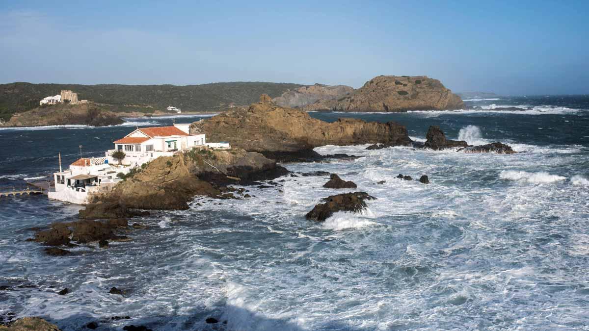 Menorca, incomunicada por mar a causa del fuerte temporal. En la foto, imagen de cala Sa Mesquida.
