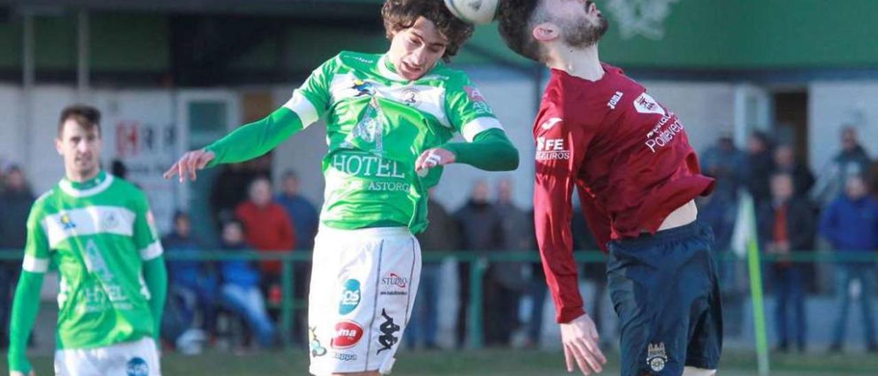 Álex Fernández le disputa un balón por alto a un centrocampista rival durante el partido de ayer. // Área 11