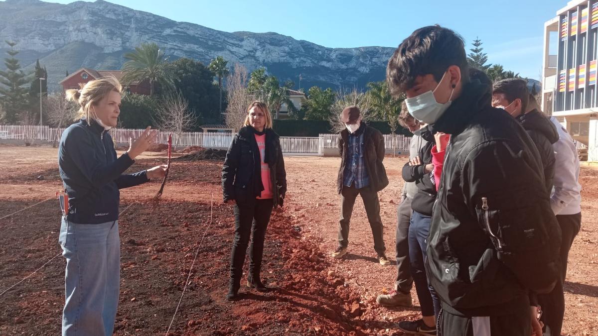 Mara Banyó, del celler de les Freses, explica les característiques de les vinyes als alumnes