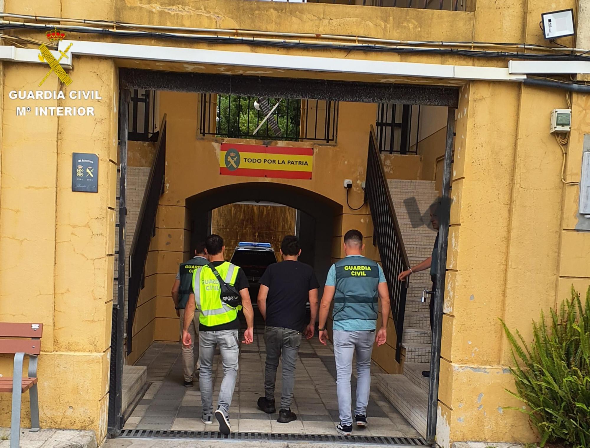 Momento en que trasladan al detenido al cuartel de Sanxenxo.