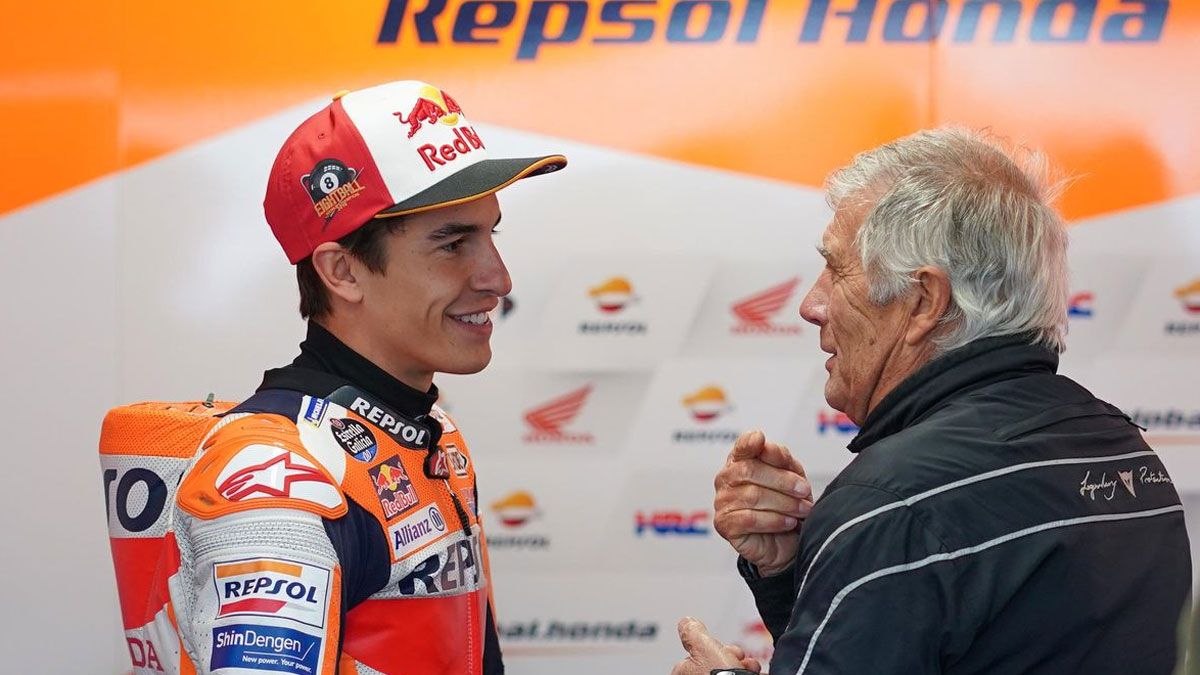 Márquez charla con Agostini , en una imagen de archivo