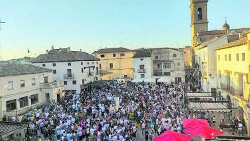 La plaza de La Villa de Requena se llenó de público con «Requena es Cava».