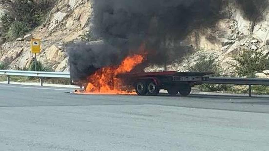 La grúa incendiada en el peaje de la autopista. // Cedida