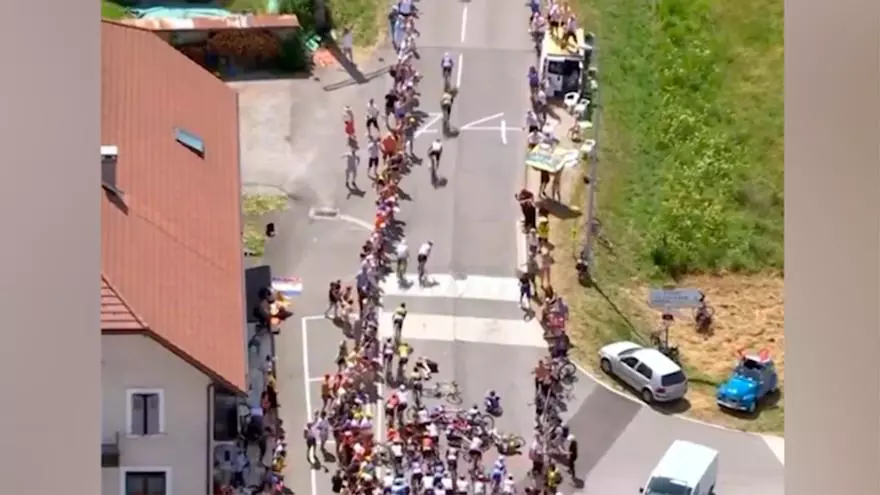 Quiso hacerse un selfie... ¡y provocó un accidente en el Tour!