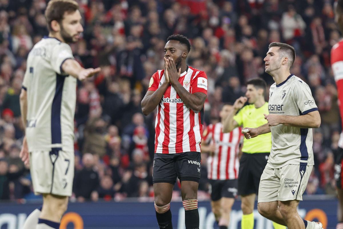 BILBAO, 16/01/2025.- El delantero del Athletic Iñaki Williams (c), participated in the octavos de finale of the Copa del Rey de football que Athletic Club y CA Osasuna disputan este jueves at el estadio de San Mamés, en Bilbao. EFE/Miguel Toña