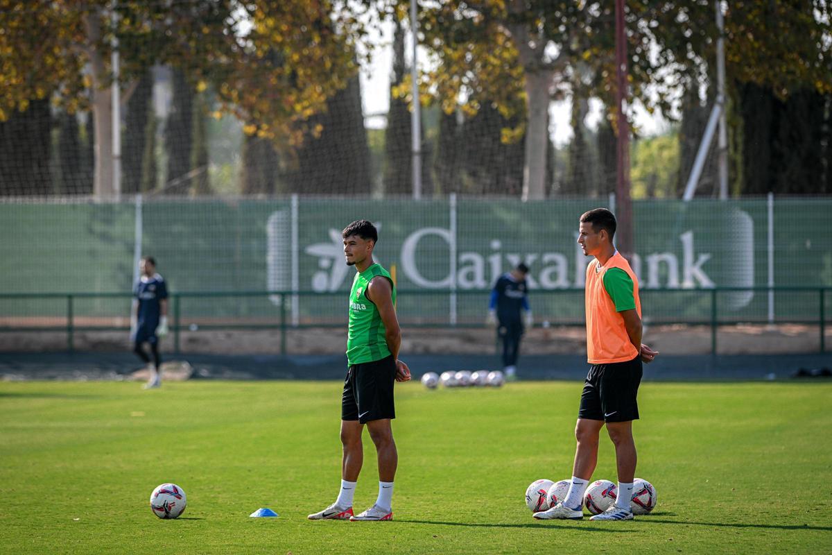 Rafa Núñez y Matia Barzic atienden a Sarabia durante un entrenamiento en el Díez Iborra.