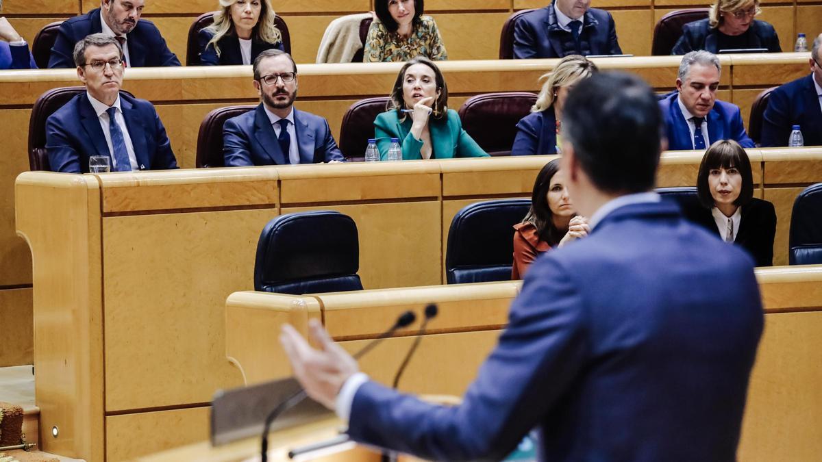 Pedro Sánchez dirigiéndose a Alberto Núñezs Feijóo en el Senado.