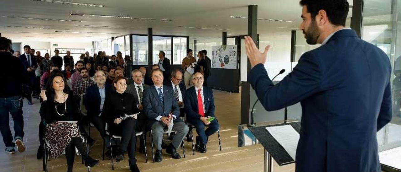 De espaldas, Rubén González Hidalgo, gerente de Gijón Impulsa, durante la presentación de la nueva incubadora de alta tecnología.