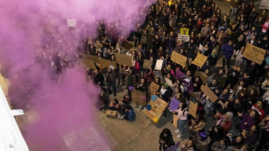 Dones cobrant 700 euros i joves antifeministes