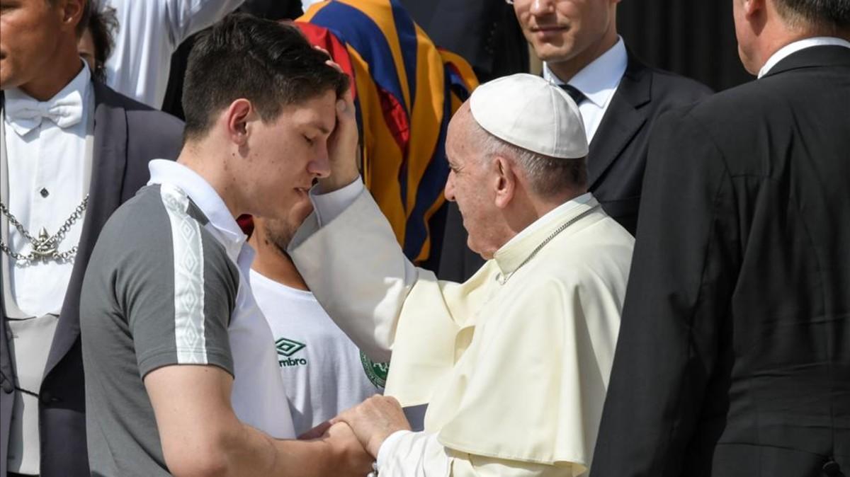 El Papa Francisco charla con el jugador Alan Ruschel