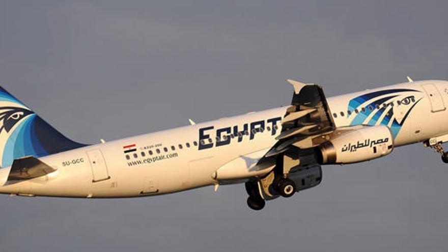 Airbus A320 de la compañía Egyptair en el aeropuerto de Estambul en Turquía.