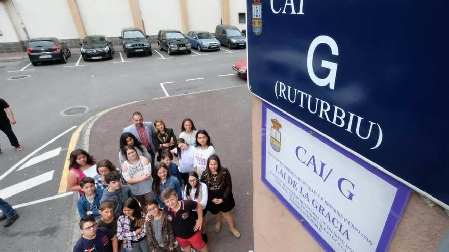 Alumnos del colegio, junto a la placa de la calle G, ahora de la Gracia.