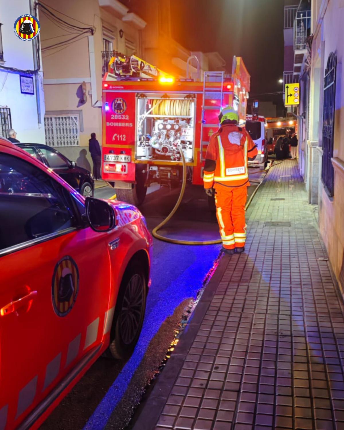 Una pareja es salvada por la Policía Local y vecinos en un incendio declarado en l'Alcúdia de Crespins